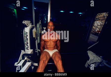 Body builder vigorosamente gli esercizi Foto Stock