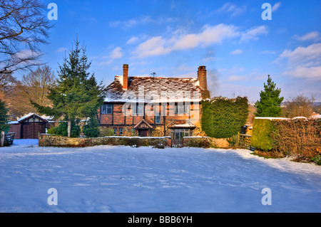 Piuttosto Olde Worlde casa ricoperta di neve, kent, England, Regno Unito Foto Stock