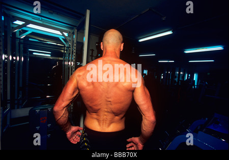 Body builder vigorosamente gli esercizi Foto Stock