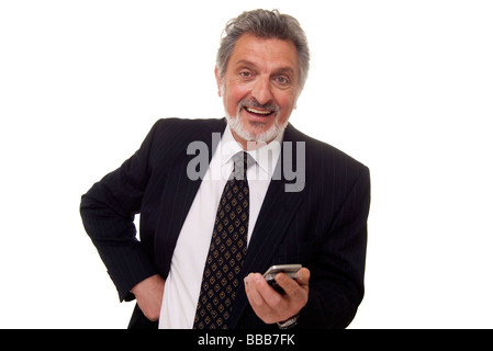 Imprenditore in possesso di un telefono cellulare e sorridente messaggio di testo Foto Stock