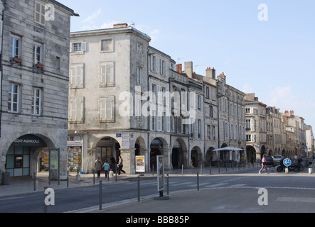 Scena di strada nei pressi di Place de Verdun La Rochelle Francia Maggio 2009 Foto Stock