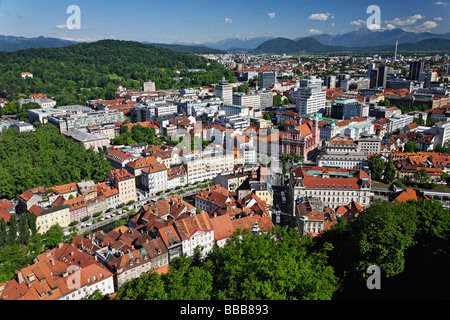 Vista panoramica sulla bellissima città di Lubiana può essere visto da Ljubljanski Grad (castello). Foto Stock