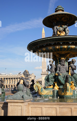 Grande fontana sulla Place de la Concorde Paris Foto Stock