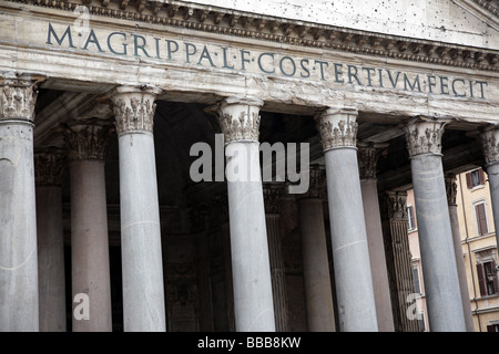 Colonne di antica Panteon a Roma Italia Foto Stock