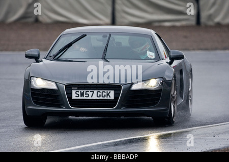 Audi R8 Supercar sulla pista bagnata Foto Stock