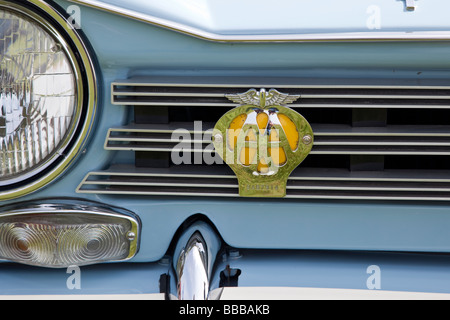 AA badge sulla griglia della vecchia auto Triumph Foto Stock