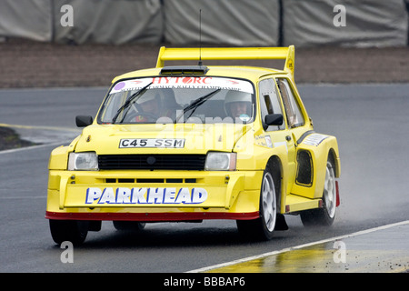 Metro gialla 6R4 rally auto sulla pista bagnata Foto Stock