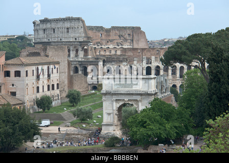 Roma, Italia. Vista dell'Arco di Tito e il Colosseo dal colle Palatino. Foto Stock