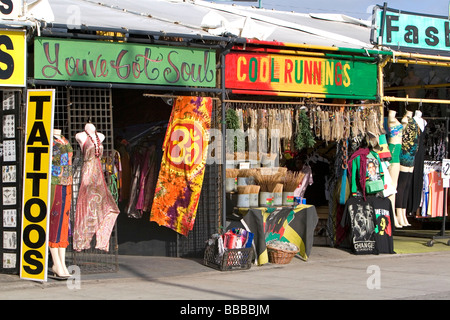 Persone e boardwalk spazio retail a Venice Beach Los Angeles California Foto Stock