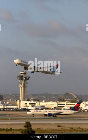 Delta Boeing 767 in decollo da LAX a Los Angeles California USA Foto Stock