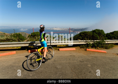 California ciclista affacciato sul Golden Gate Bridge da Marin Headlands; vista del Golden Gate Bridge e città Foto Stock