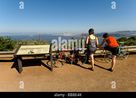 California i ciclisti affacciato sul Golden Gate Bridge vista del Golden Gate Bridge e città Foto Stock