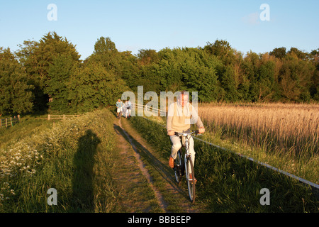 Escursioni in bicicletta nelle zone rurali,sentiero naturale,un gruppo escursioni in bicicletta verso Waveney Fiume,Burgh Castle, Foto Stock