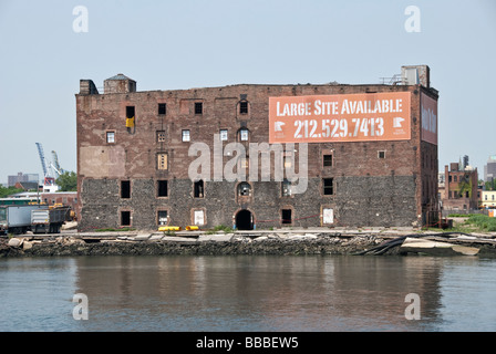 Abbandonato brick warehouse con vuoto schiusi aperture di finestra in vendita sul lungomare di Red Hook, Brooklyn, New York Foto Stock