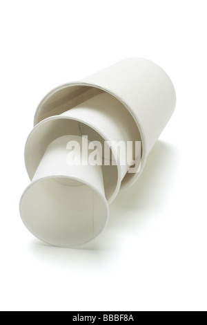 Disposizione bicchieri di carta di dimensioni diverse su sfondo bianco Foto Stock