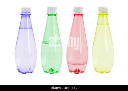 Acqua minerale in colorate di bottiglie in plastica su sfondo bianco Foto Stock