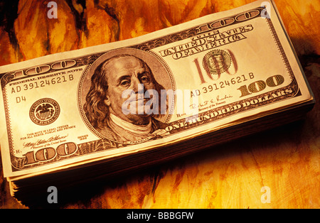 Pila di banconote da cento dollari Foto Stock