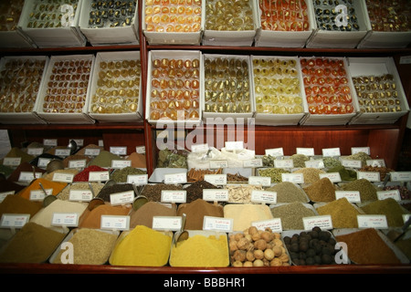 I dolci e spezie nel Souq Hamidiyya a Damasco in Siria Foto Stock