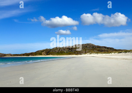 Una spiaggia di sabbia con surf, cielo blu e nuvole sul isola di Lewis Foto Stock