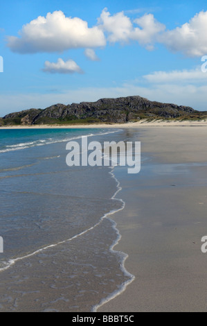 Una spiaggia di sabbia con surf, cielo blu e nuvole sul isola di Lewis Foto Stock