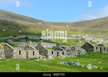 Il villaggio abbandonato di case abbandonate e la strada principale su St Kilda Foto Stock