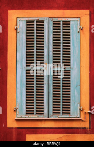 Tipica finestra francese su edificio residenziale nel La Vielle Ville Città vecchia di Nizza Francia Foto Stock