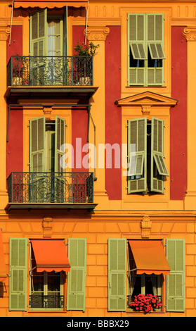 Tipico francese windows su edificio residenziale vicino al porto di Nizza Francia Foto Stock