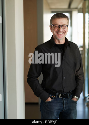 Ritratto di uomo in ufficio Foto Stock