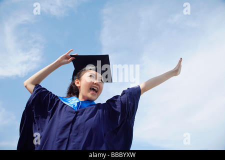 Studente universitario in veste di graduazione il tifo Foto Stock