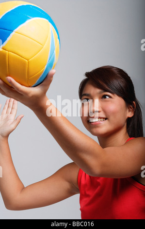 Giovane donna che gioca con la pallavolo Foto Stock