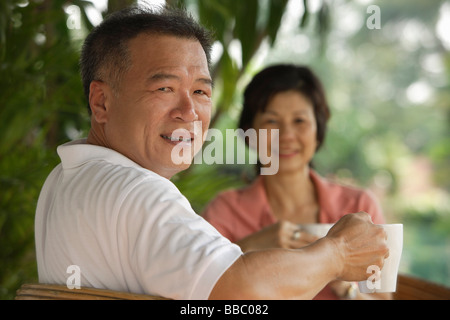 Paio di bere il tè in giardino Foto Stock