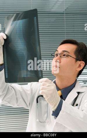 Medico di esaminare i raggi x del ginocchio Foto Stock