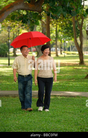 Giovane facendo una passeggiata nel parco Foto Stock
