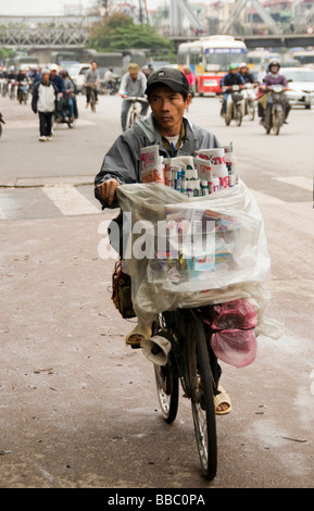 La consegna dei giornali, scene di strada vicino a lunga bien bridge uscita, , Hanoi, Vietnam. Foto Stock