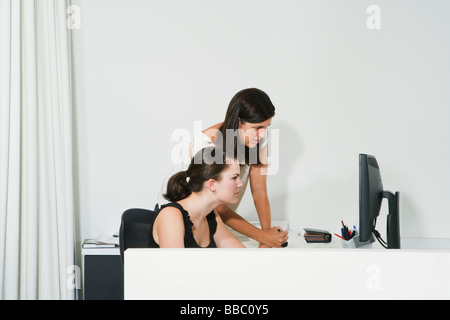 Colleghi di lavoro guardando al computer Foto Stock