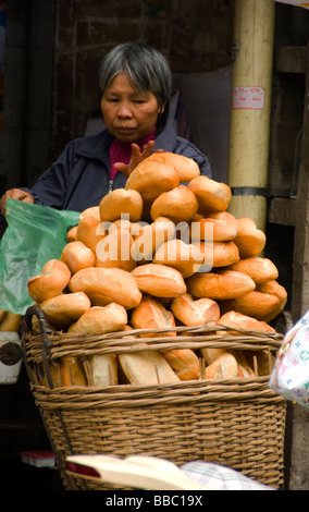 Pane fresco Francese del venditore nel vecchio quartiere, Hanoi, Vietnam. Foto Stock