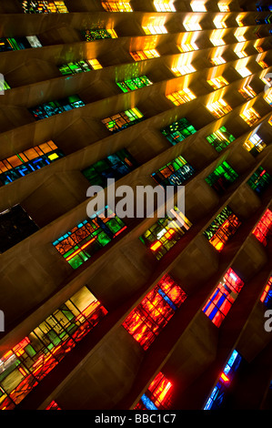 Le finestre di vetro macchiate all'interno di Coventry Cathedral progettato dall'artista John Piper in Coventry Regno Unito Foto Stock