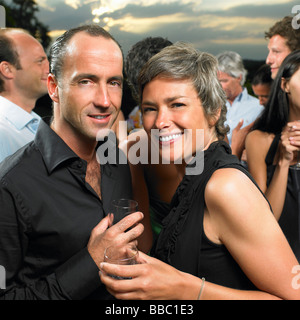 Giovane a un cocktail party Foto Stock