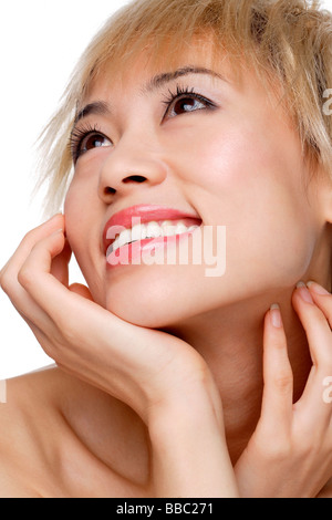 Una giovane donna con tinte capelli biondi sorrisi Foto Stock