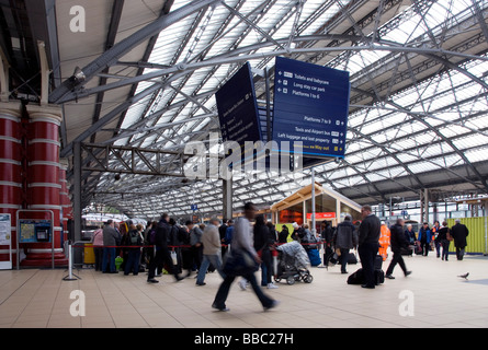 Liverpool Lime Street Station con fragore occupato persone Foto Stock
