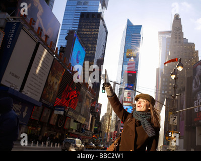 La donna rivolta in Times Square a New York Foto Stock