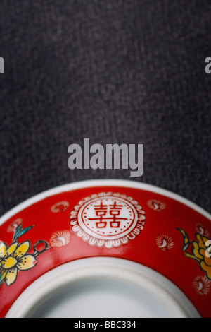 Close-up di ciotola con il testo : Felicità doppia Foto Stock