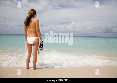 Donna sulla spiaggia tropicale con Snorkeling Foto Stock