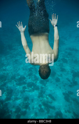 Uomo di nuoto sott'acqua Foto Stock