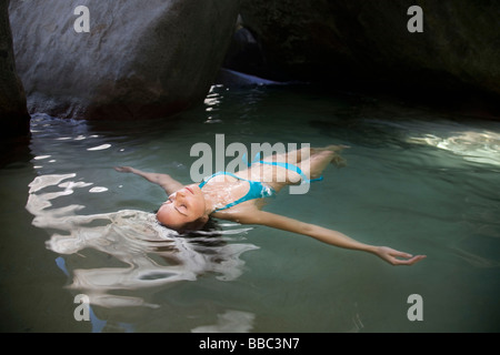 Donna galleggianti in grotta Foto Stock