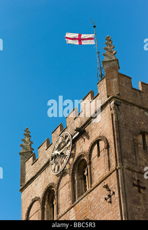 Bandiera di St George battenti dalla chiesa di San Giovanni Evangelista tower Foto Stock