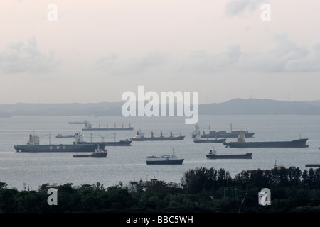 Spedizioni in porto in attesa di dock a Singapore Foto Stock