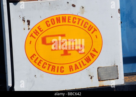 Cartello giallo sul carrello elettrico a connecticutt elettrica ferroviaria museo in oriente Windsor. Foto Stock