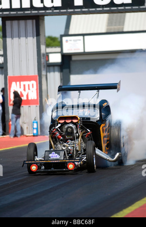 Joe legame in Fiat Topolino carburante classe alterato il principale evento FIA European Drag Racing a Santa Pod Raceway Foto Stock