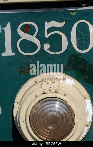 Una chiusura del carrello elettrico numero e luce al Connecticut trolley museum Foto Stock